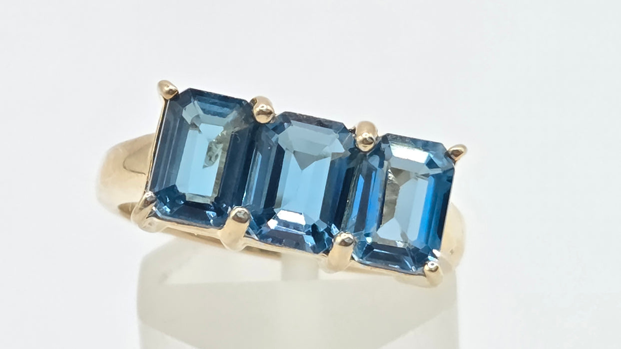 Vintage: 9ct Gold London Blue Topaz Trilogy Ring