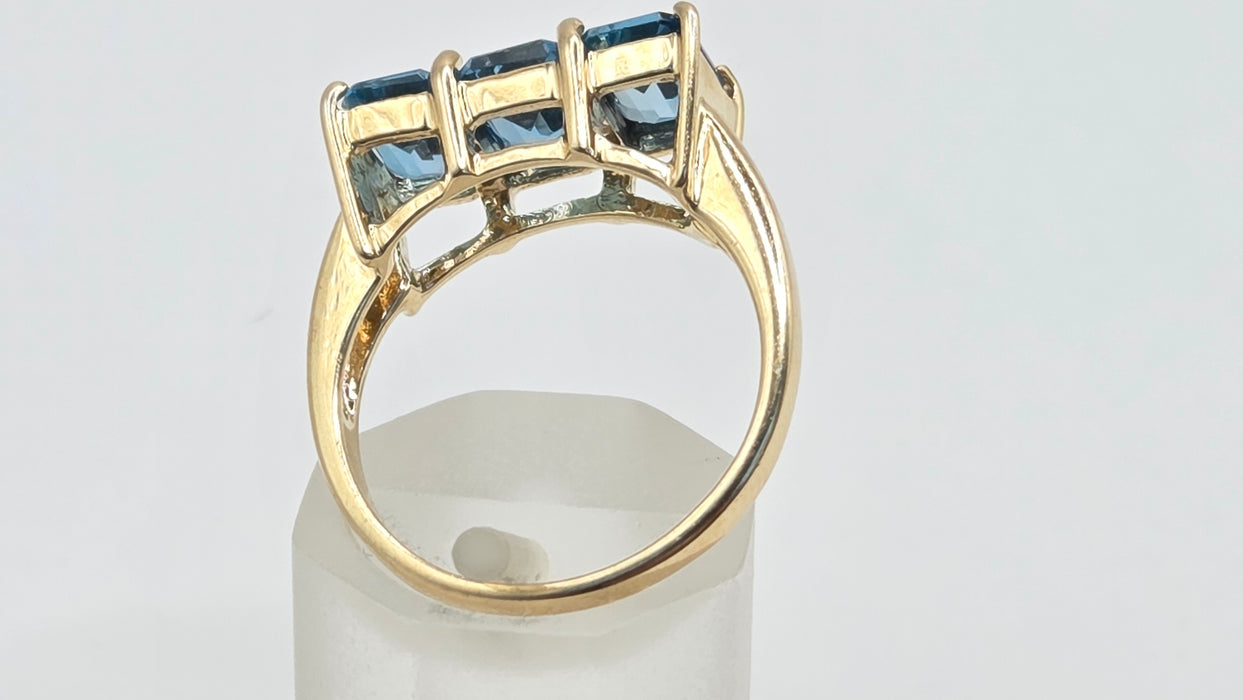 Vintage: 9ct Gold London Blue Topaz Trilogy Ring