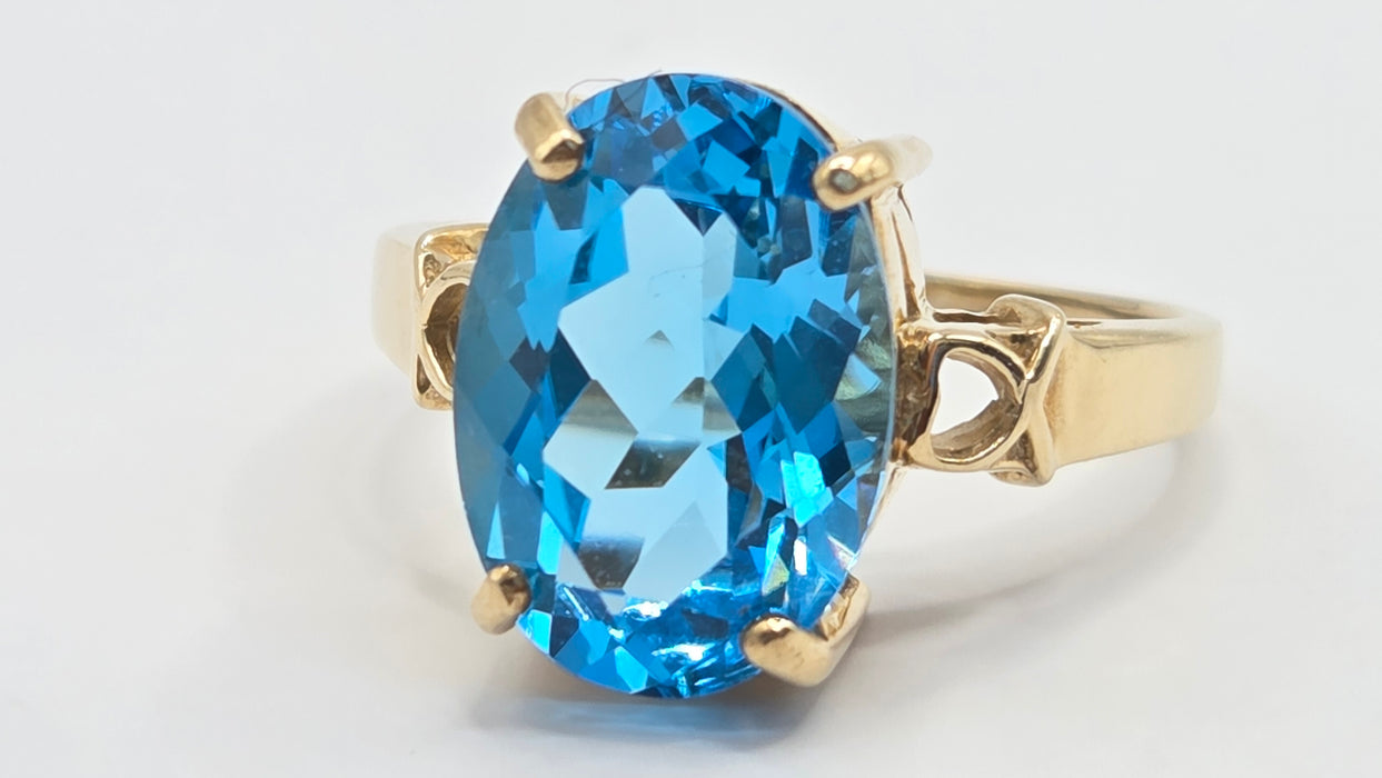 Vintage: 9ct Gold Blue Topaz Solitaire Ring