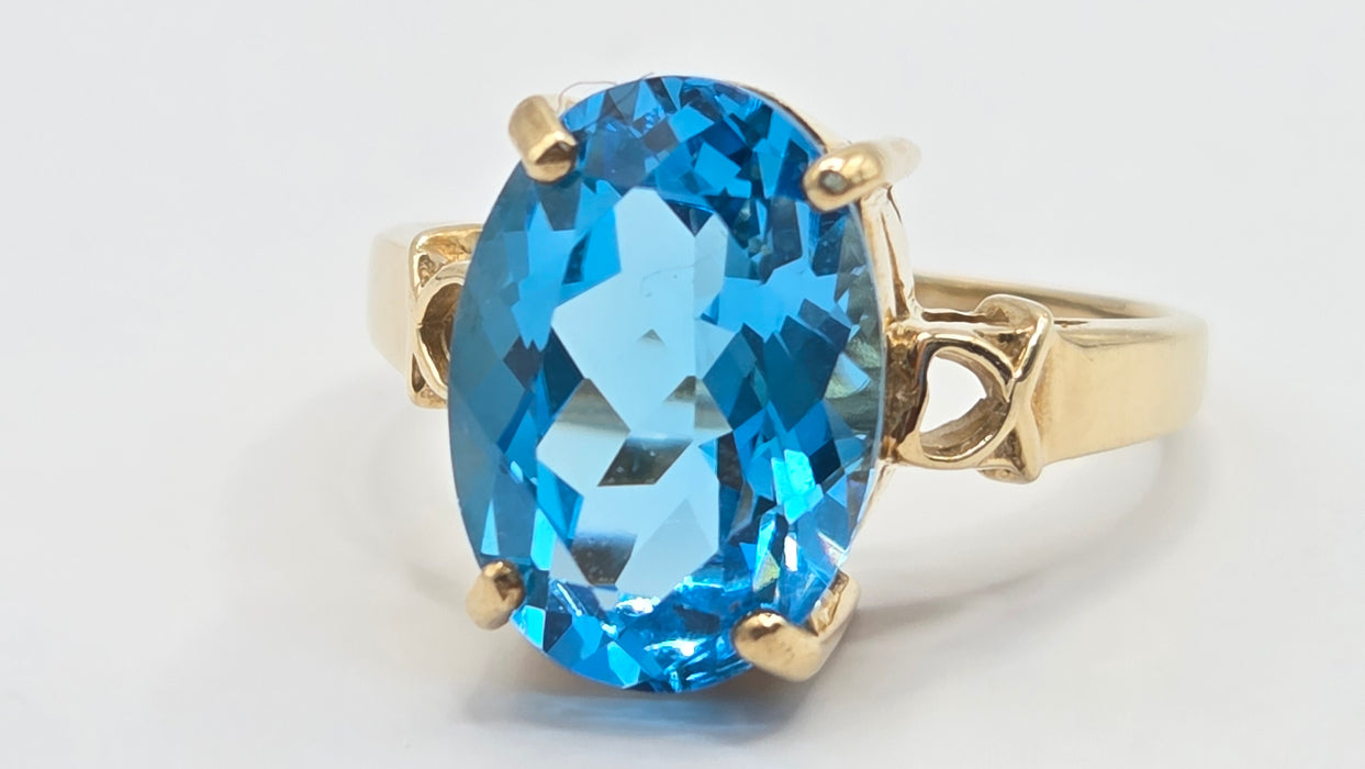 Vintage: 9ct Gold Blue Topaz Solitaire Ring
