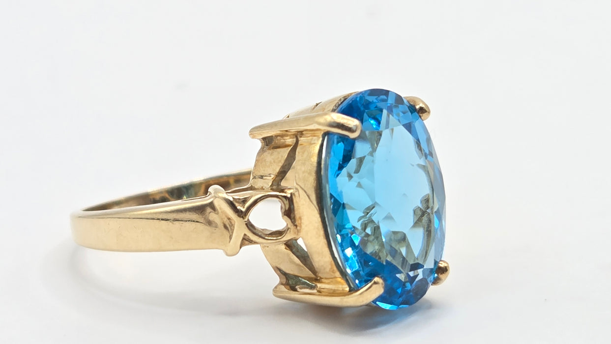 Vintage: 9ct Gold Blue Topaz Solitaire Ring