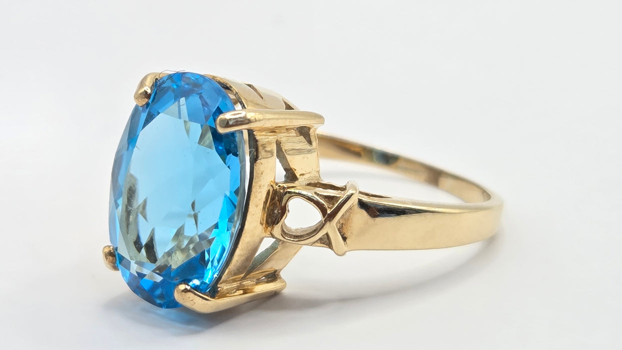 Vintage: 9ct Gold Blue Topaz Solitaire Ring