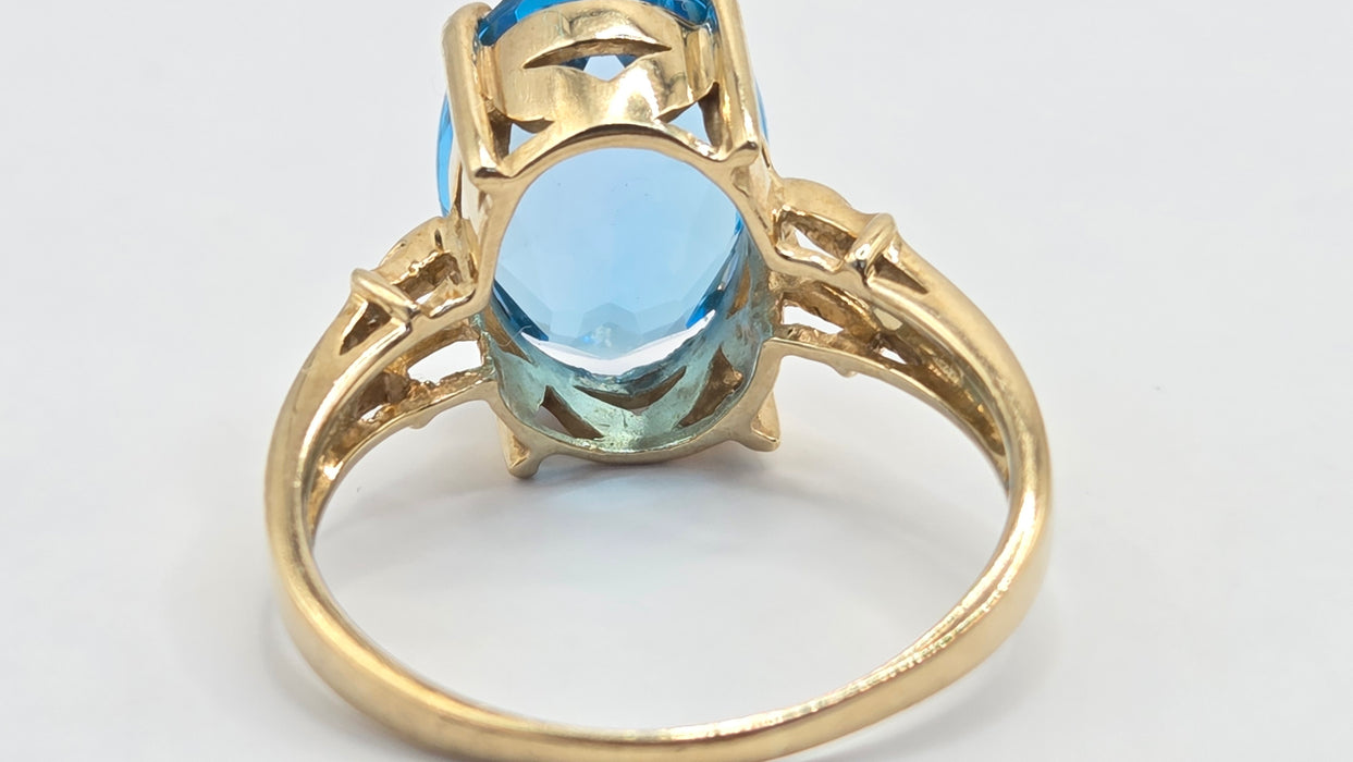 Vintage: 9ct Gold Blue Topaz Solitaire Ring