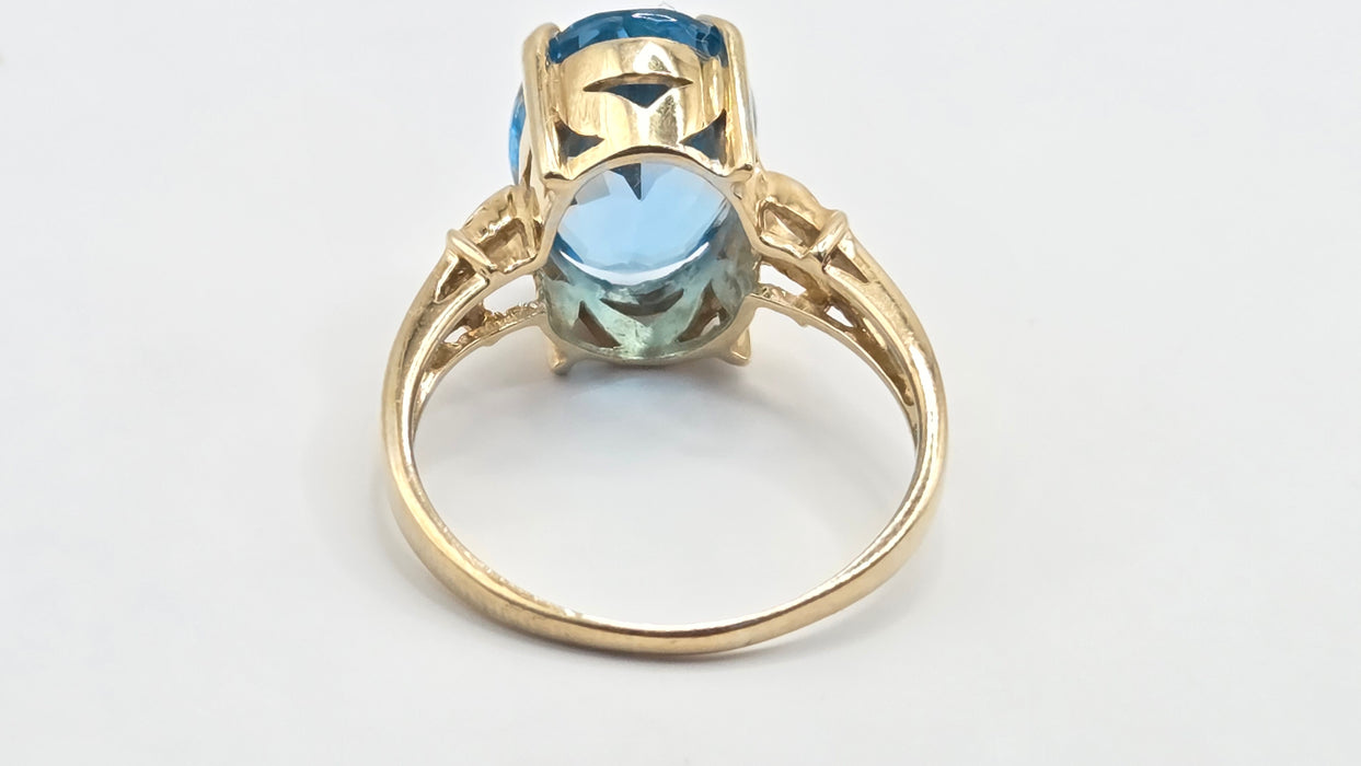 Vintage: 9ct Gold Blue Topaz Solitaire Ring
