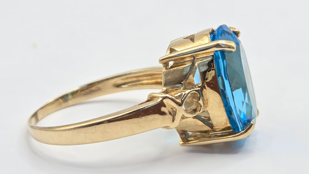 Vintage: 9ct Gold Blue Topaz Solitaire Ring