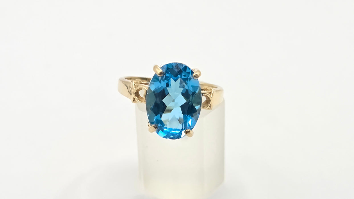 Vintage: 9ct Gold Blue Topaz Solitaire Ring