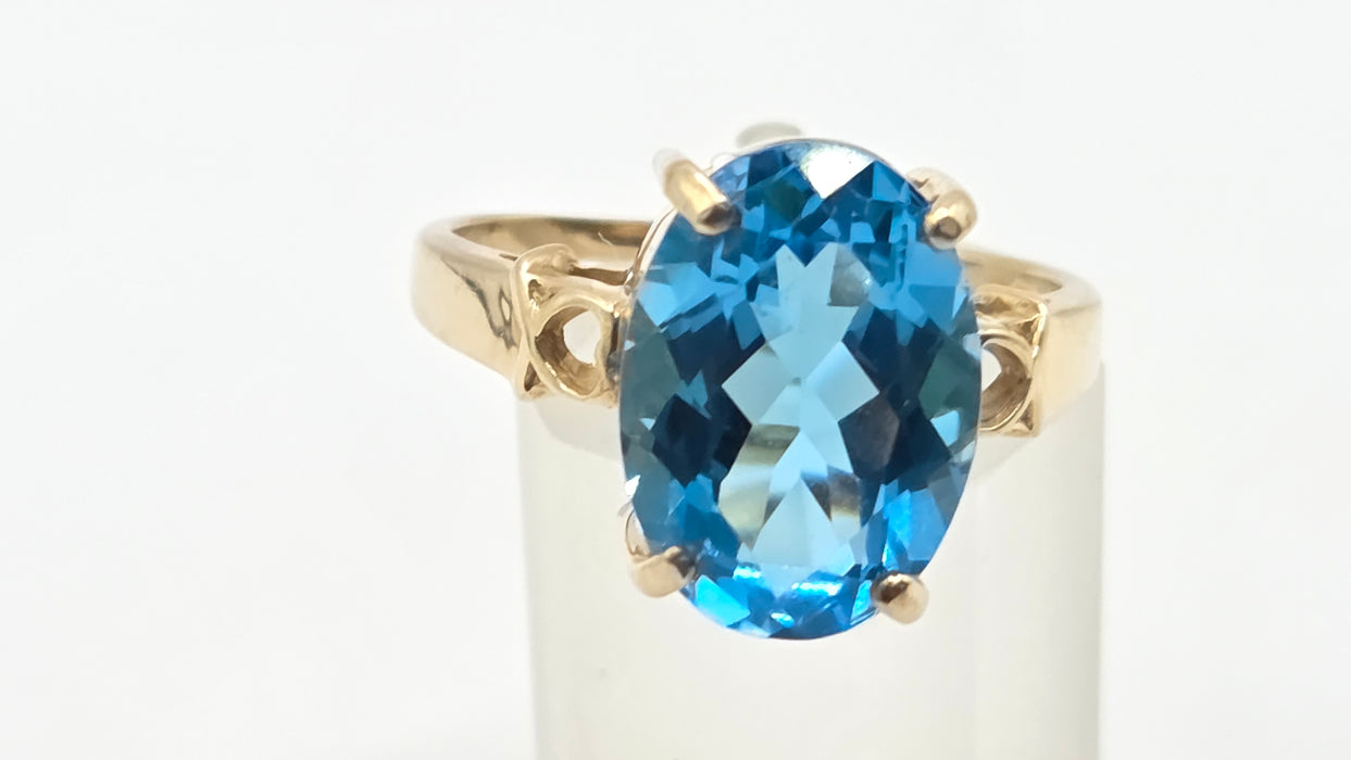 Vintage: 9ct Gold Blue Topaz Solitaire Ring
