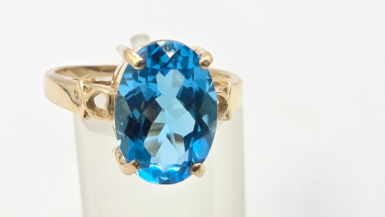 Vintage: 9ct Gold Blue Topaz Solitaire Ring