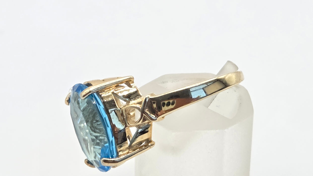 Vintage: 9ct Gold Blue Topaz Solitaire Ring