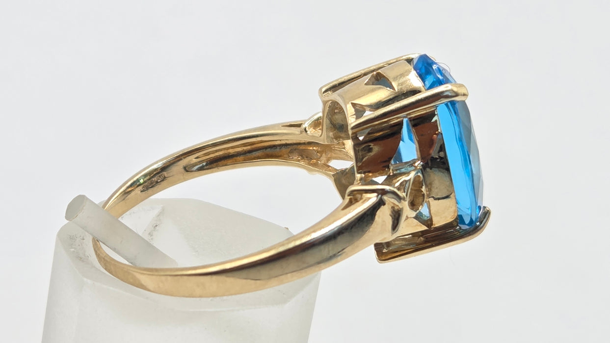Vintage: 9ct Gold Blue Topaz Solitaire Ring
