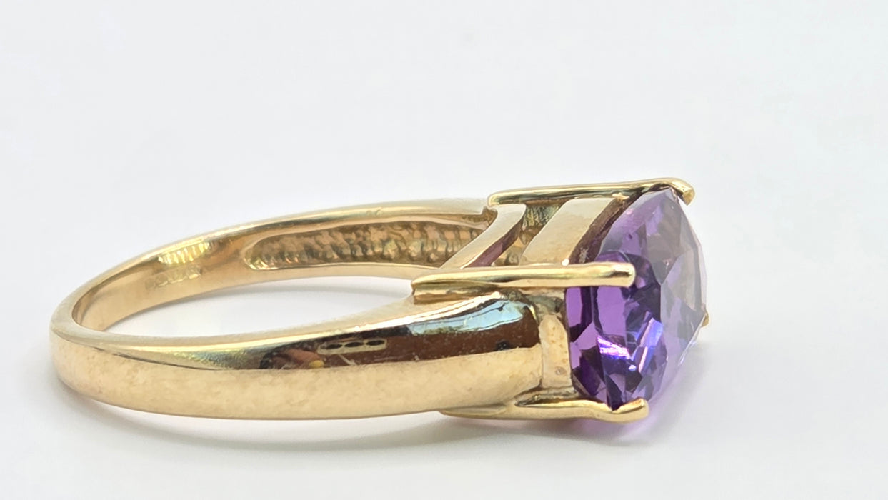 Vintage: 9ct Gold Rectangular Amethyst Solitaire Ring