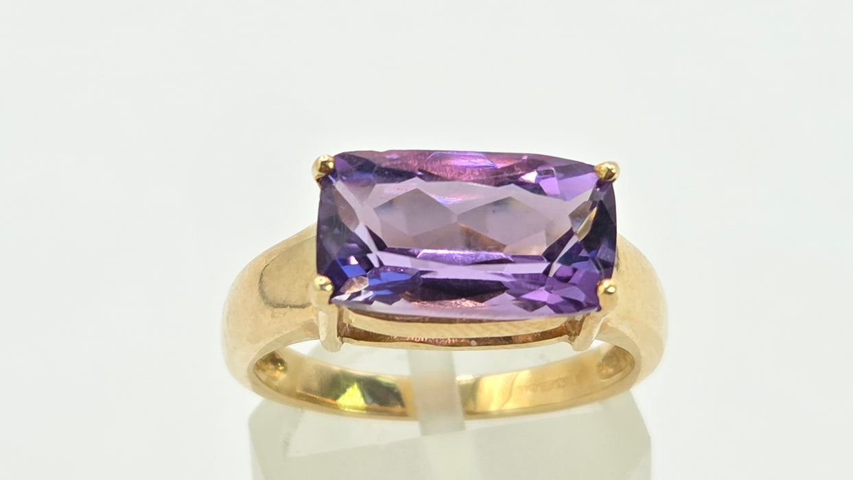 Vintage: 9ct Gold Rectangular Amethyst Solitaire Ring