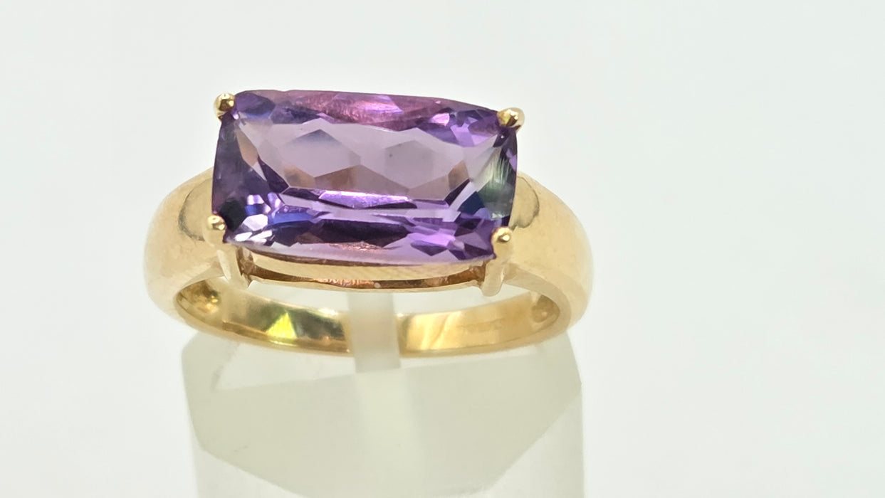 Vintage: 9ct Gold Rectangular Amethyst Solitaire Ring