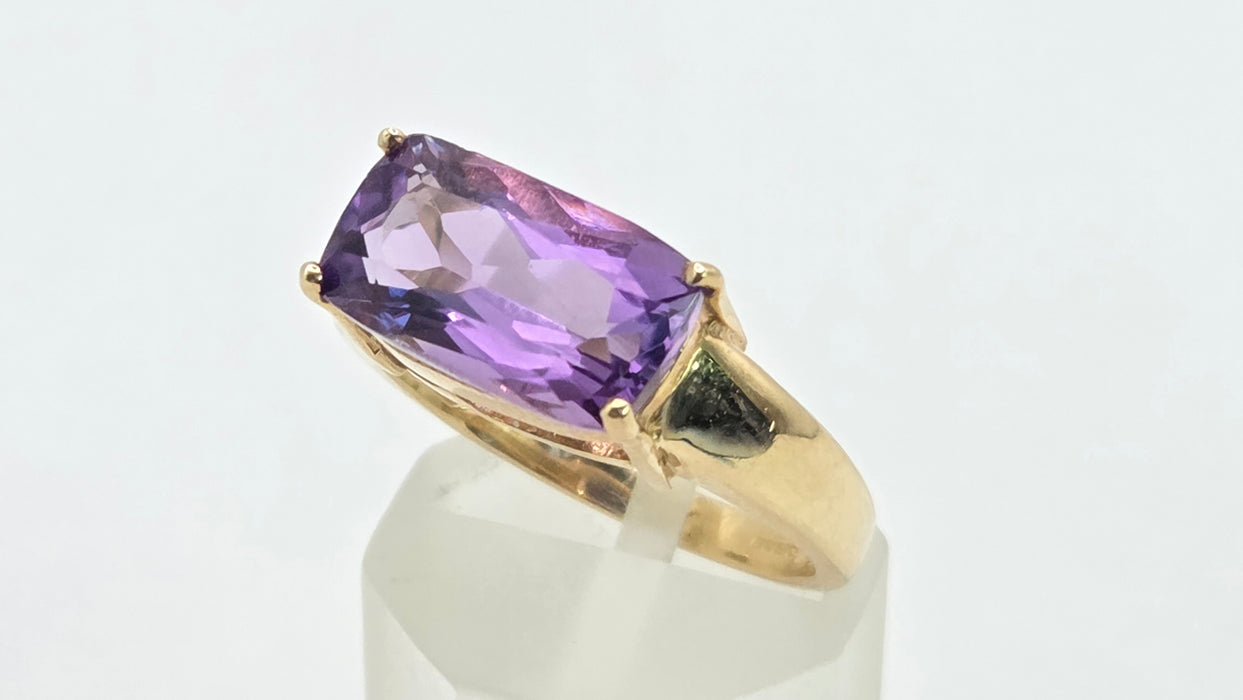 Vintage: 9ct Gold Rectangular Amethyst Solitaire Ring