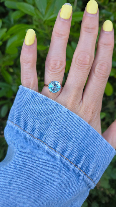 Vintage: 14ct Gold Blue Topaz Solitaire Ring