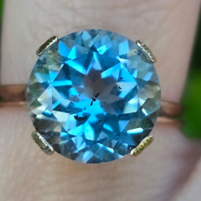 Vintage: 14ct Gold Blue Topaz Solitaire Ring