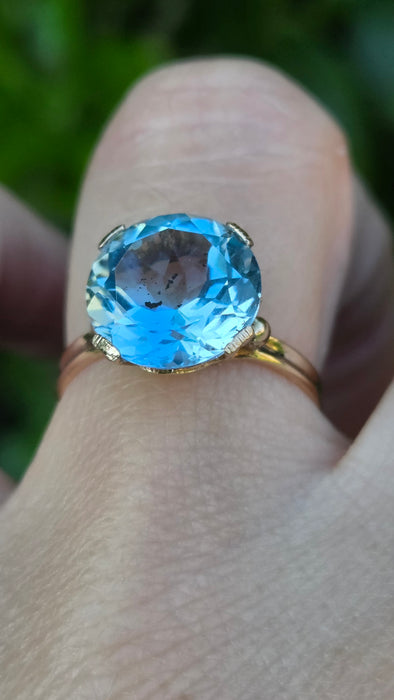 Vintage: 14ct Gold Blue Topaz Solitaire Ring