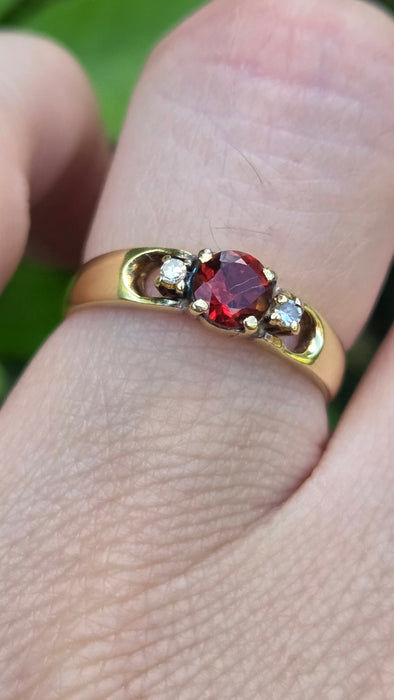 Vintage: 14ct Yellow Gold Orange Citrine & Twin Diamond Ring