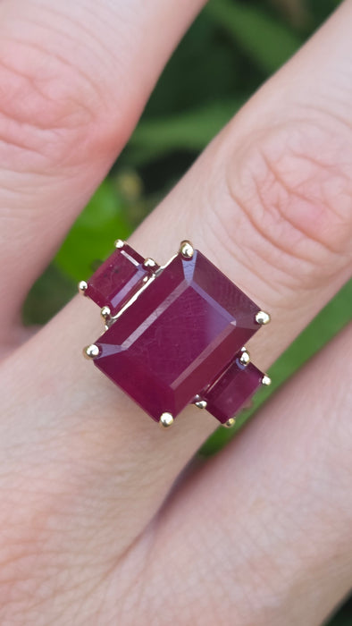 Vintage: 9ct Yellow Gold Ruby Trilogy Cocktail Ring