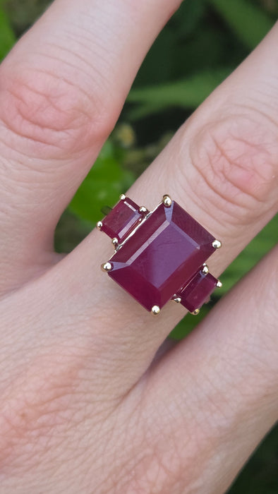 Vintage: 9ct Yellow Gold Ruby Trilogy Cocktail Ring