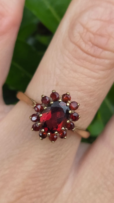 Vintage: 9ct Yellow Gold Almandine Garnet Flowerhead Cluster Ring