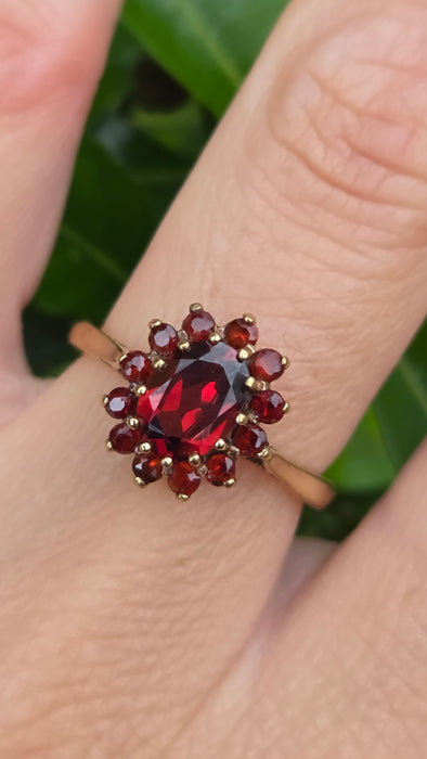 Vintage: 9ct Yellow Gold Almandine Garnet Flowerhead Cluster Ring