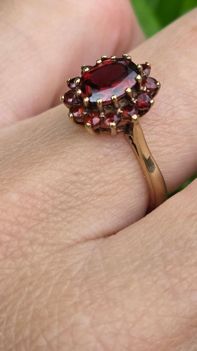 Vintage: 9ct Yellow Gold Almandine Garnet Flowerhead Cluster Ring