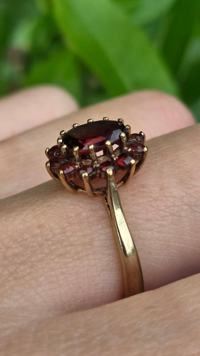 Vintage: 9ct Yellow Gold Almandine Garnet Flowerhead Cluster Ring