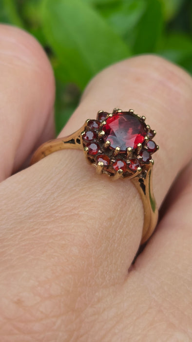 Vintage: 9ct Yellow Gold Almandine Garnet Flowerhead Cluster Ring