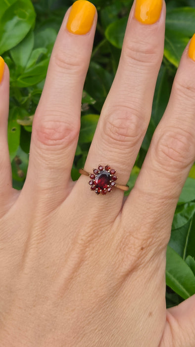 Vintage: 9ct Yellow Gold Almandine Garnet Flowerhead Cluster Ring