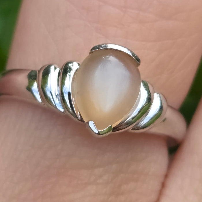 Vintage: 9ct White Gold Cabochon Opal Solitaire Ring