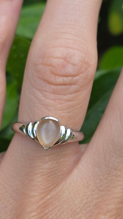 Vintage: 9ct White Gold Cabochon Opal Solitaire Ring
