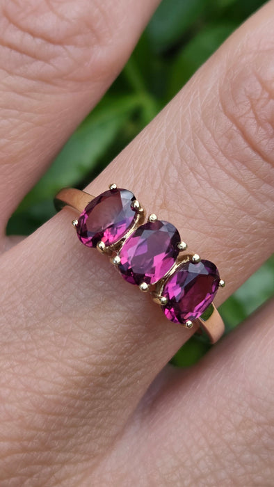 Vintage: 10ct Yellow Gold Almandine Garnet Trilogy Ring