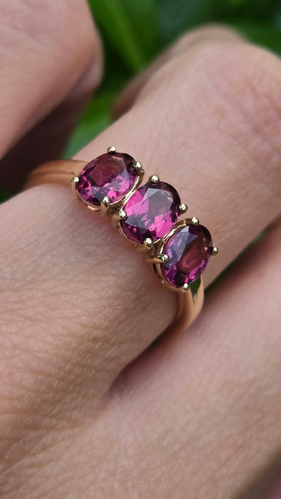 Vintage: 10ct Yellow Gold Almandine Garnet Trilogy Ring