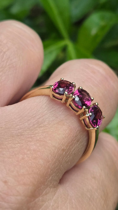 Vintage: 10ct Yellow Gold Almandine Garnet Trilogy Ring