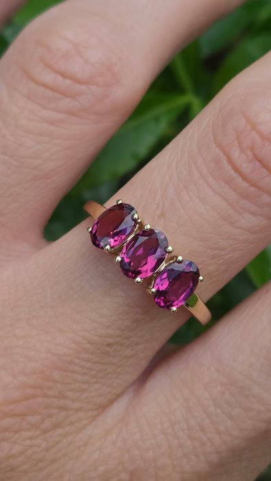 Vintage: 10ct Yellow Gold Almandine Garnet Trilogy Ring