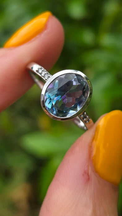 Vintage: 9ct White Gold Blue Topaz & Diamond Shoulder Ring