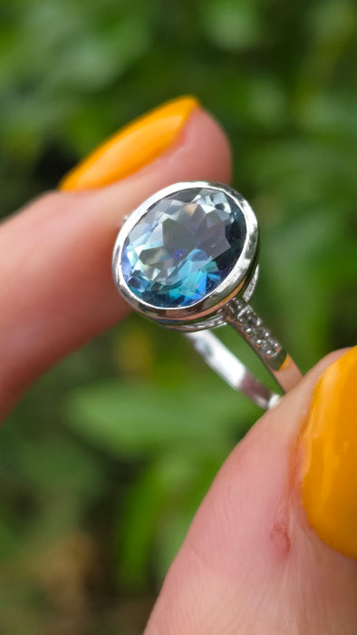 Vintage: 9ct White Gold Blue Topaz & Diamond Shoulder Ring