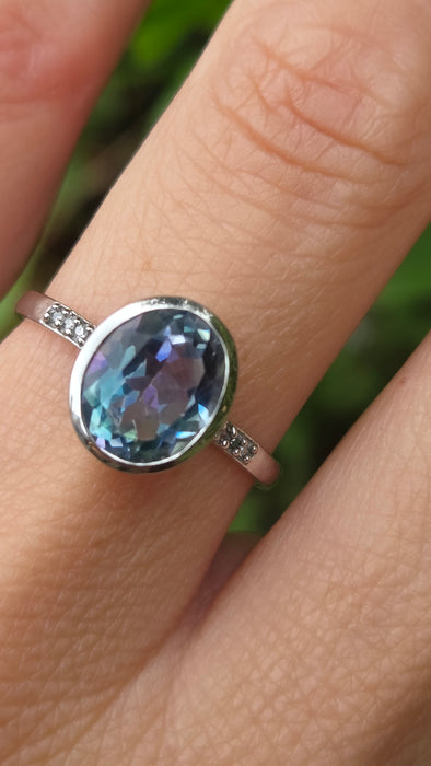 Vintage: 9ct White Gold Blue Topaz & Diamond Shoulder Ring