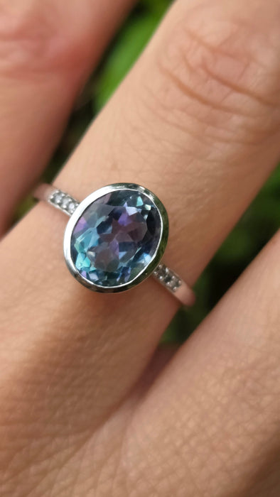 Vintage: 9ct White Gold Blue Topaz & Diamond Shoulder Ring