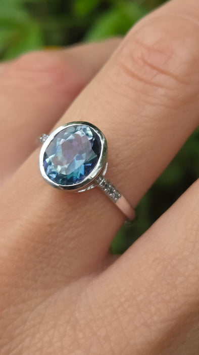 Vintage: 9ct White Gold Blue Topaz & Diamond Shoulder Ring