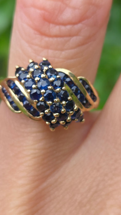 Vintage: 9ct Yellow Gold Blue Sapphire Cocktail Ring