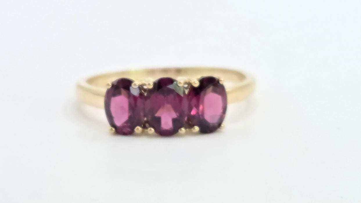 Vintage: 9ct Yellow Gold Almandine Garnet Trilogy Ring