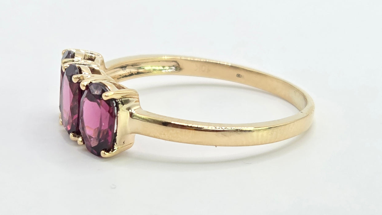 Vintage: 9ct Yellow Gold Almandine Garnet Trilogy Ring