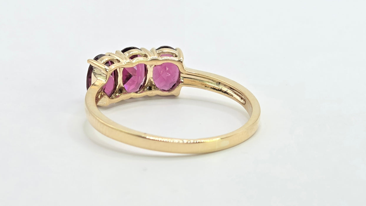 Vintage: 9ct Yellow Gold Almandine Garnet Trilogy Ring
