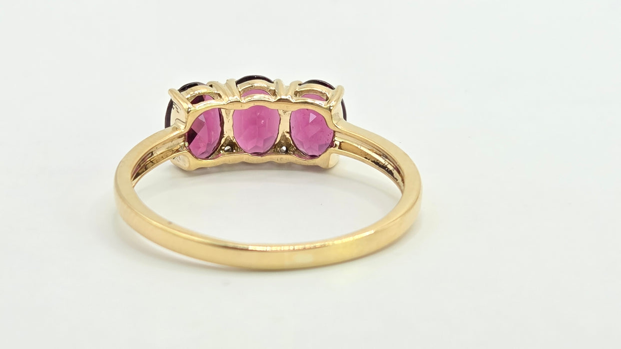 Vintage: 9ct Yellow Gold Almandine Garnet Trilogy Ring