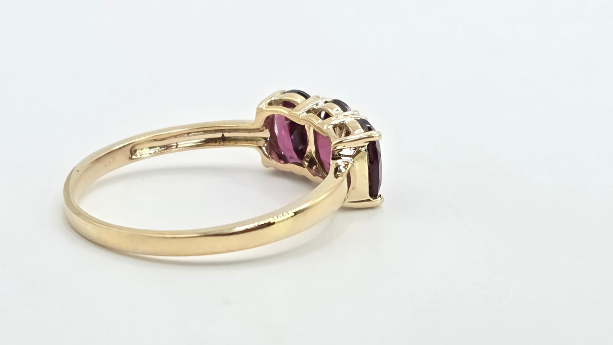 Vintage: 9ct Yellow Gold Almandine Garnet Trilogy Ring