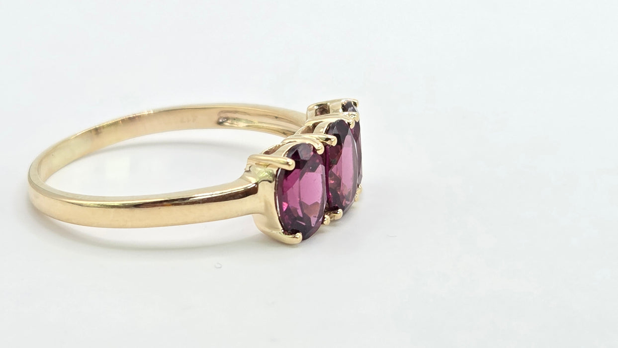 Vintage: 9ct Yellow Gold Almandine Garnet Trilogy Ring