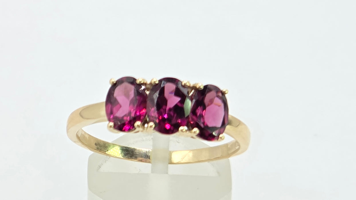 Vintage: 9ct Yellow Gold Almandine Garnet Trilogy Ring
