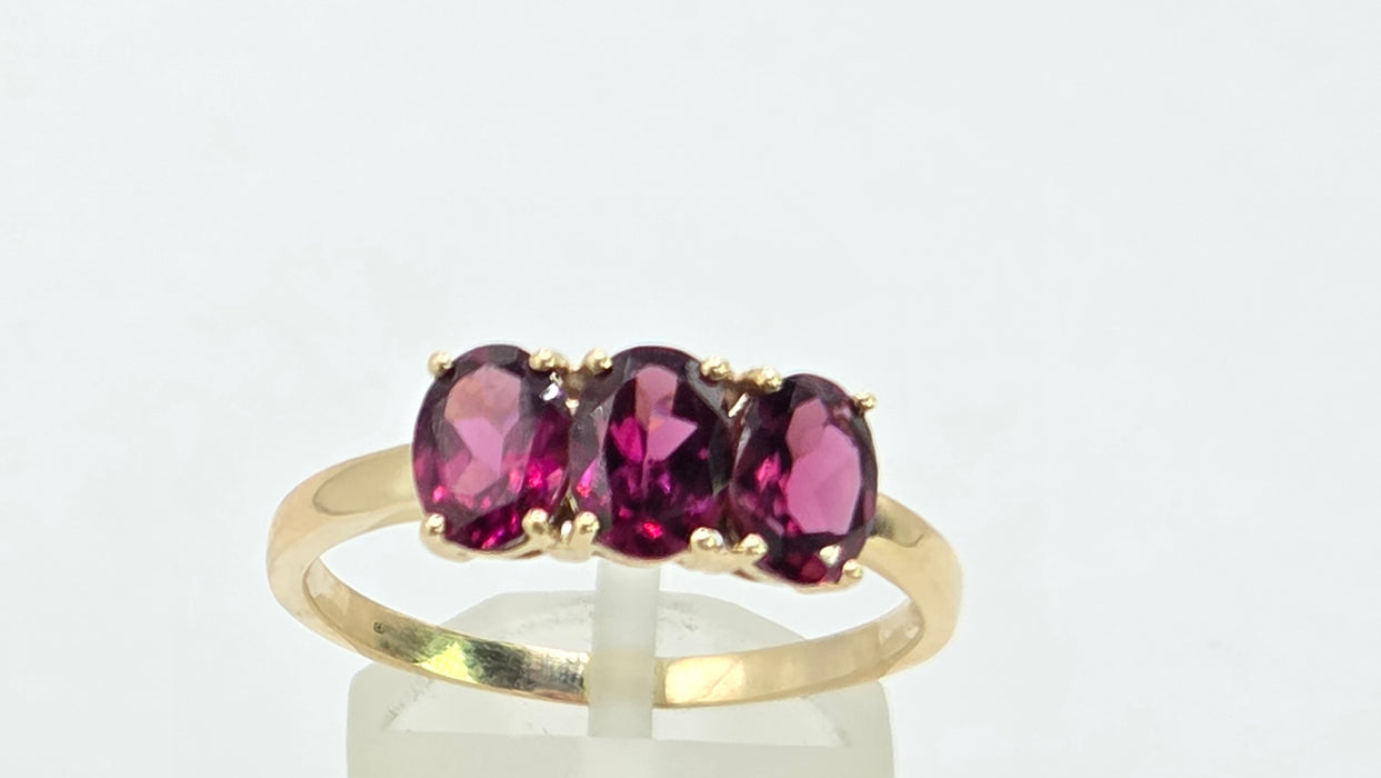 Vintage: 9ct Yellow Gold Almandine Garnet Trilogy Ring